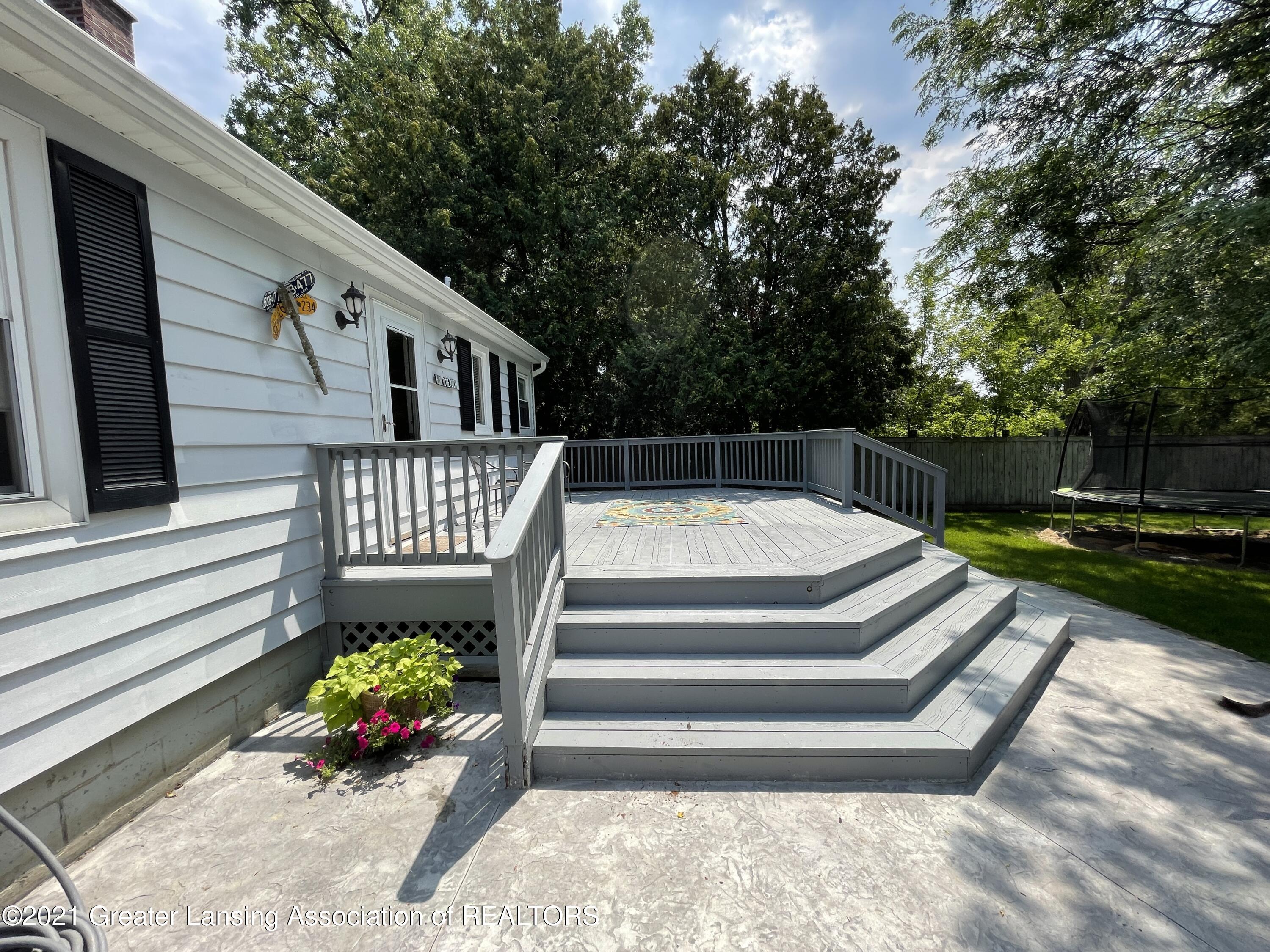 911 Clark Road Lansing, MI 48917 - Photo 15 of 18 Deck
