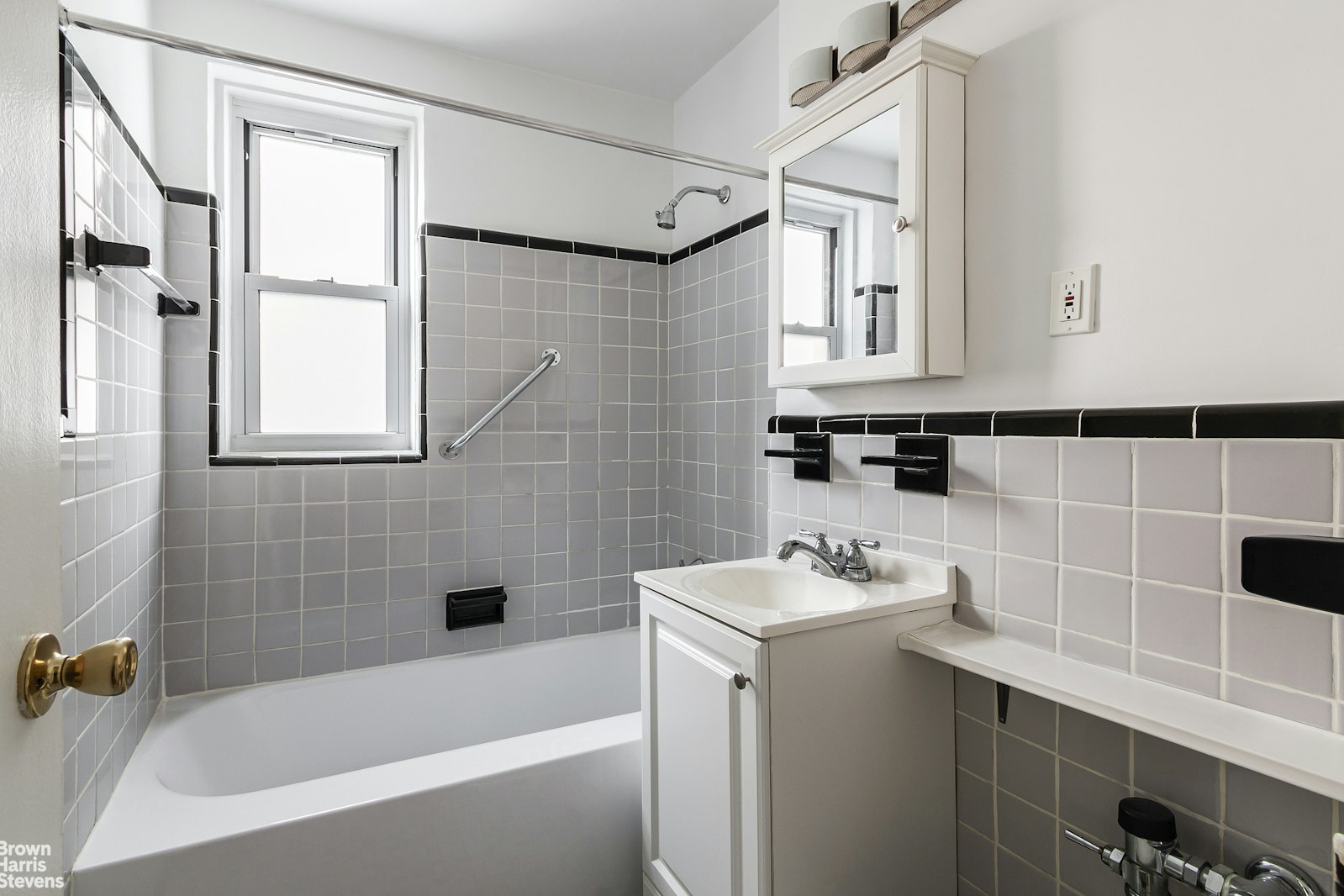 525 West 236th Street, Unit 2D Bronx, NY 10463 - Photo 8 of 9 a bathroom with a sink a toilet and bathtub