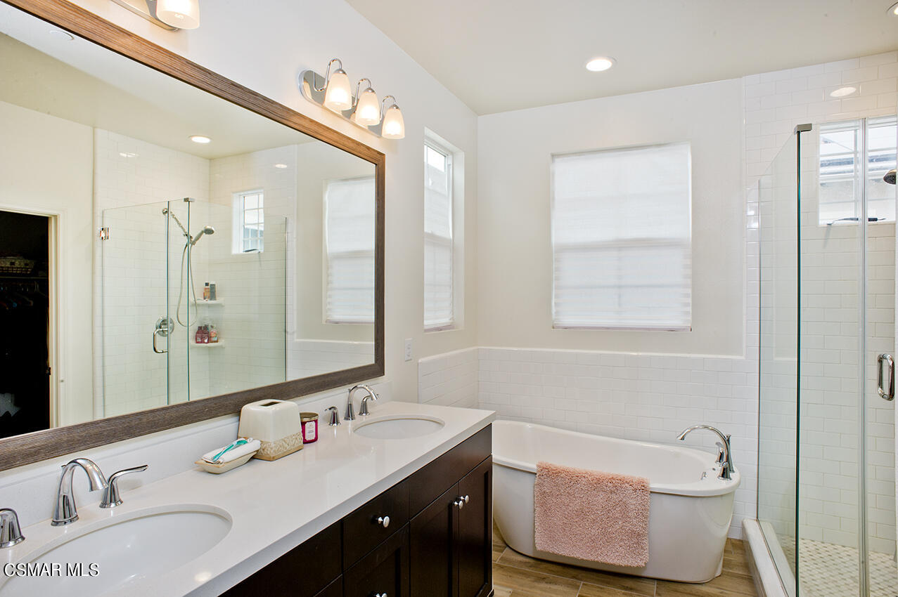165 Stonegate Road Camarillo, CA 93010 - Photo 20 of 33 a bathroom with a tub double sink and mirror