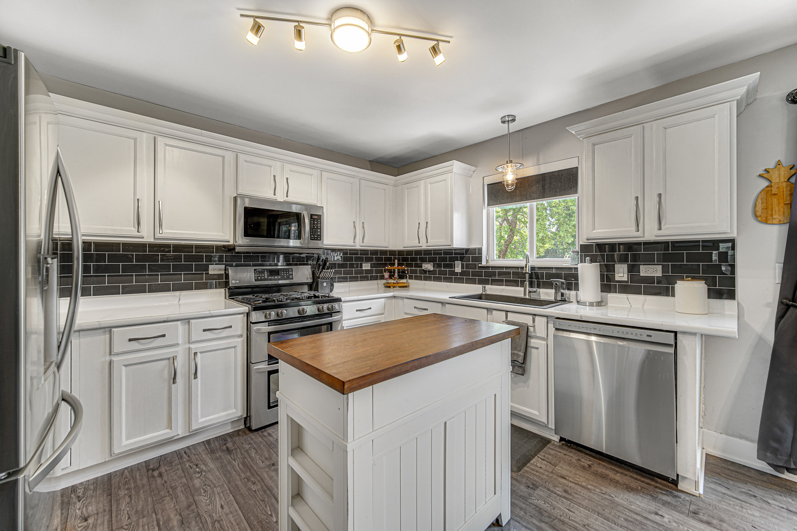 9 Ridge Court South Elgin, IL 60177 - Photo 5 of 28 Gallery Image 5