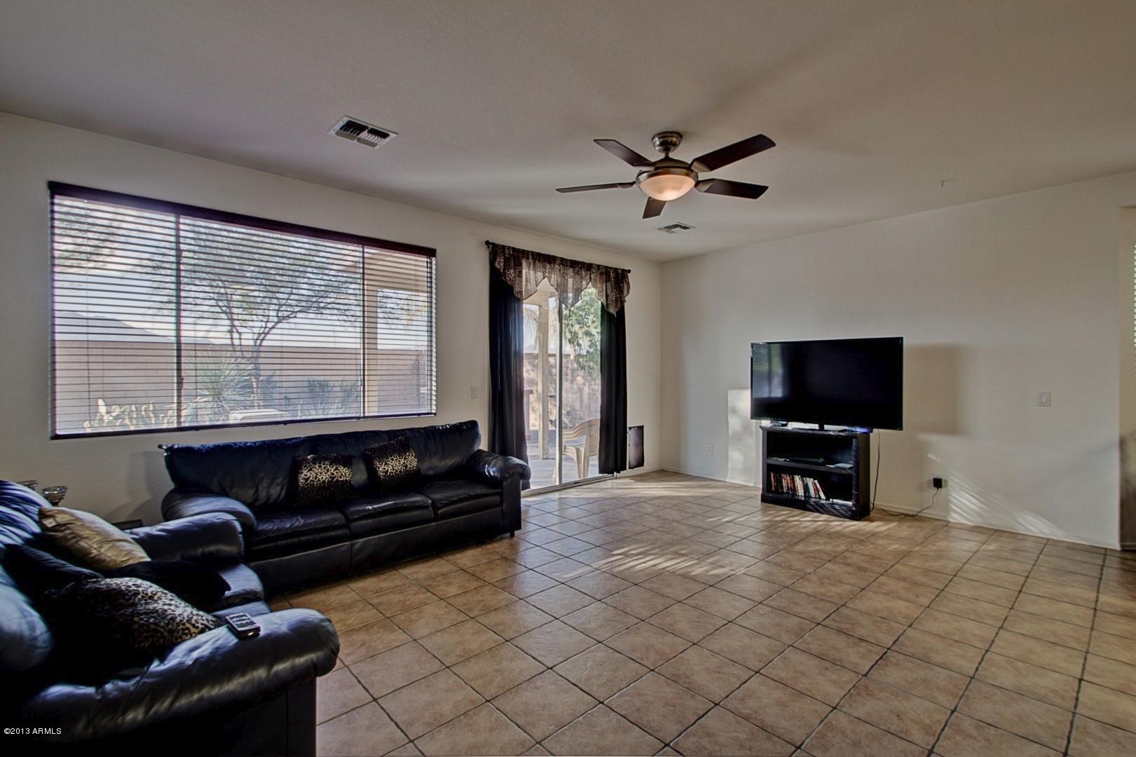 3227 West Maldonado Road Phoenix, AZ 85041 - Photo 4 of 28 Living Room