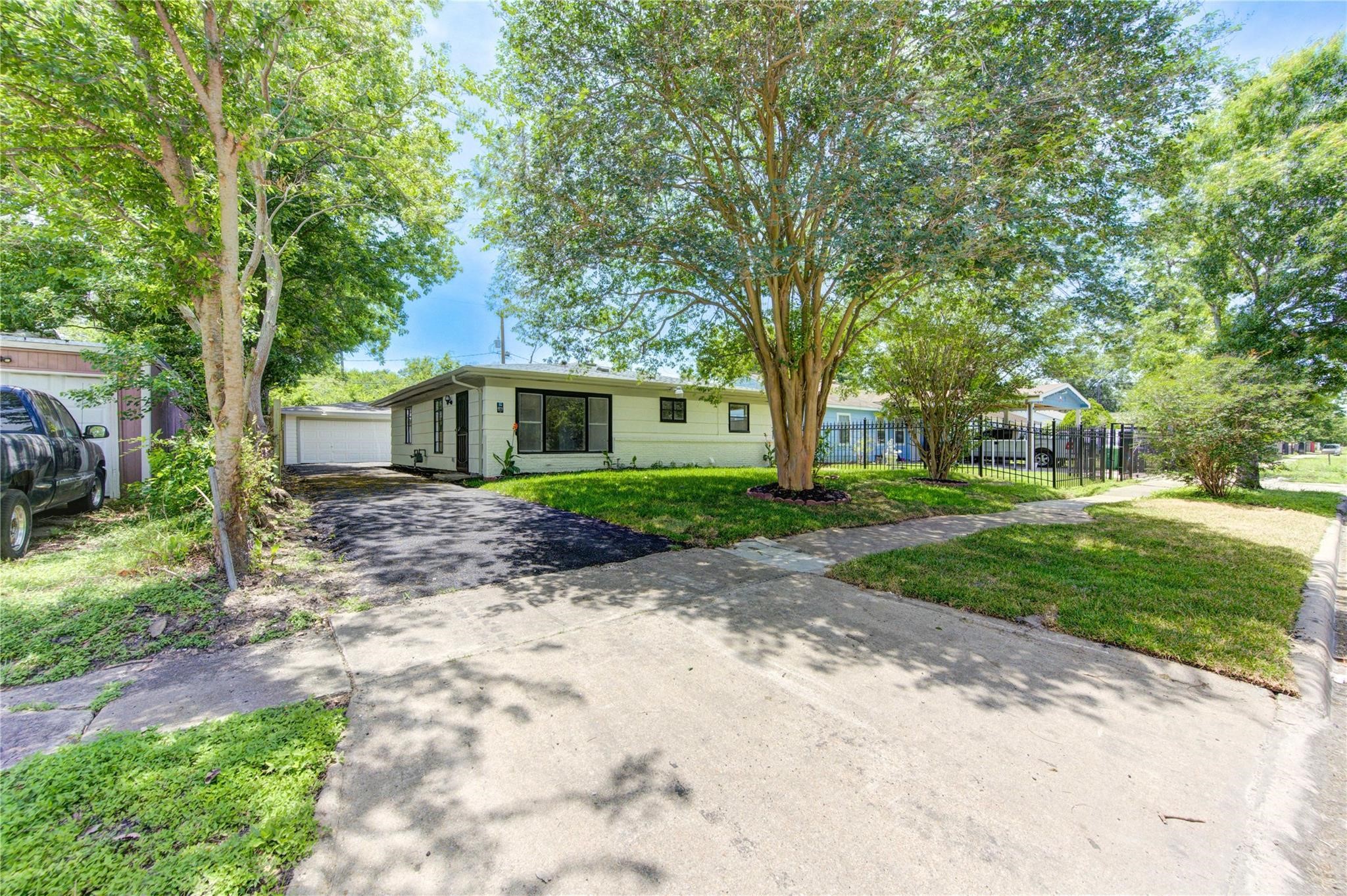 4914 Pershing Street Houston, TX 77033 - Photo 5 of 34