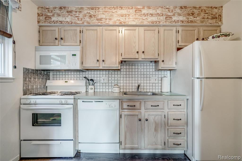 1655 Cass Lake Road, Unit A Keego Harbor, MI 48320 - Photo 12 of 36