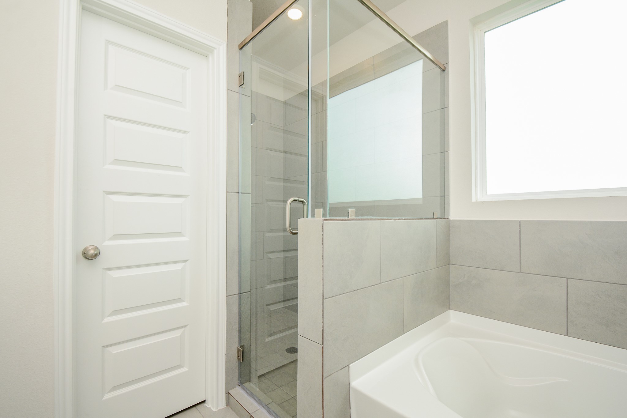 20642 Dynamic Court Humble, TX 77338 - Photo 18 of 32 a bathroom with a bathtub