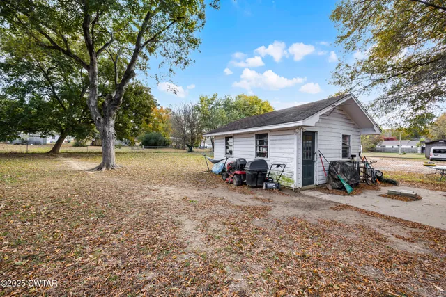 a view of a house with backyard