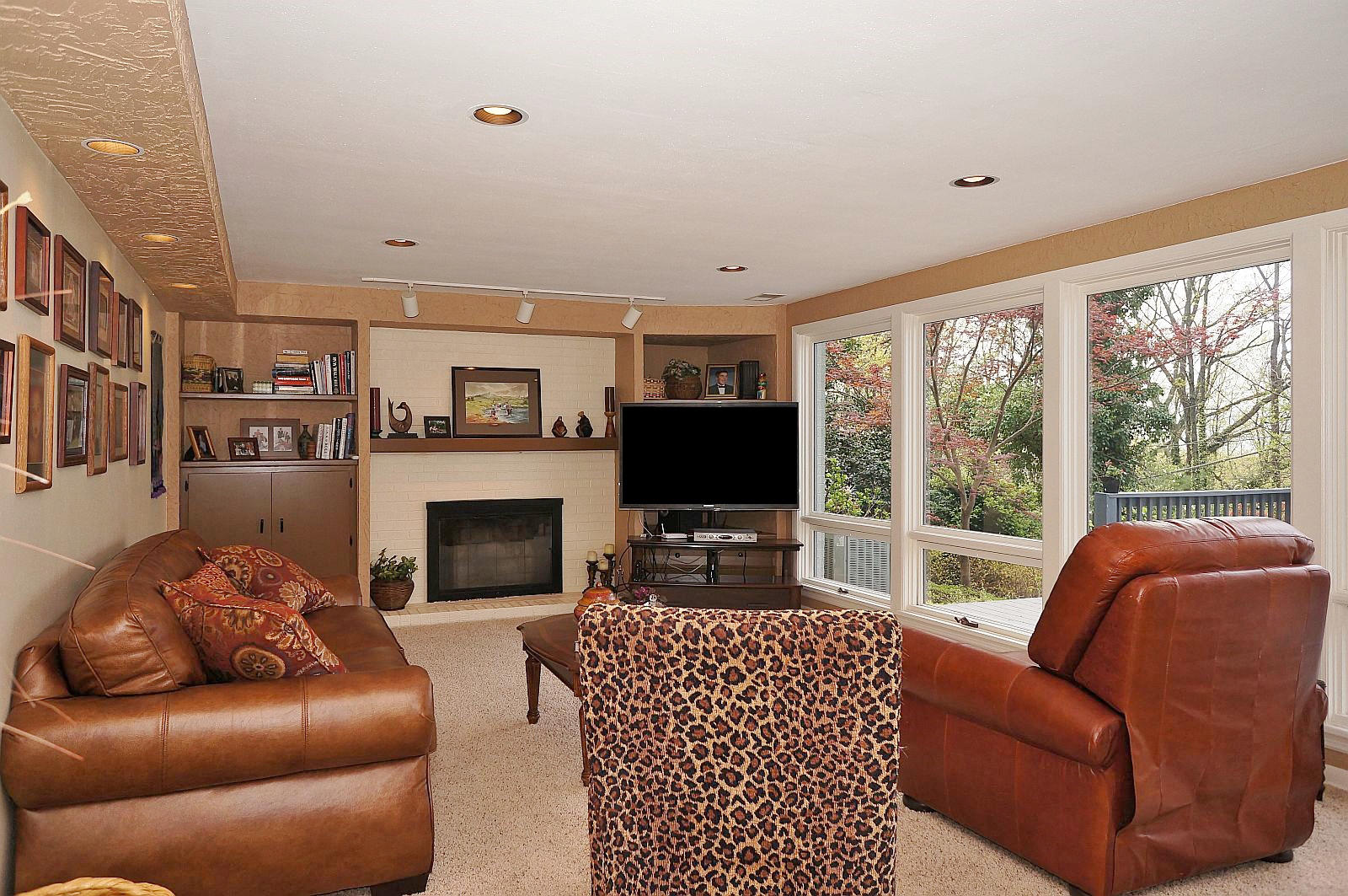 3113 Stoneridge Road Southwest Roanoke, VA 24014 - Photo 2 of 42 a living room with furniture flat screen tv and a fireplace