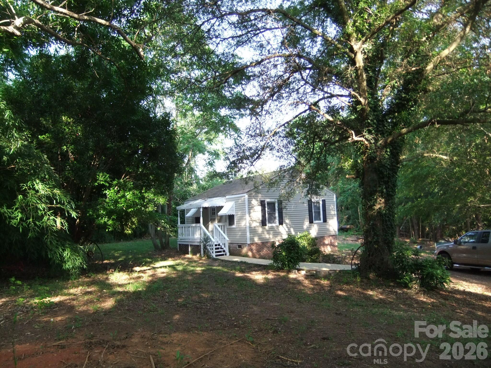 1631 Harris Road Fort Mill, SC 29708 - Photo 4 of 31 a front view of a house with garden