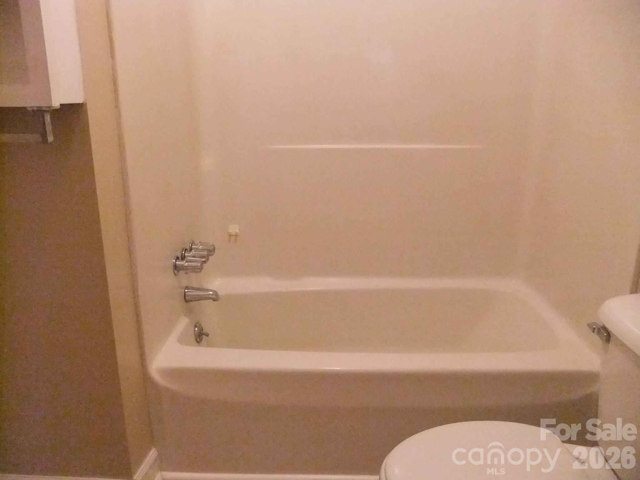 1631 Harris Road Fort Mill, SC 29708 - Photo 6 of 31 a bathroom with a bathtub