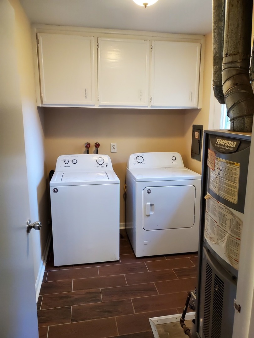 152 Bedford Road Bolingbrook, IL 60440 - Photo 11 of 12 a utility room with dryer and washer