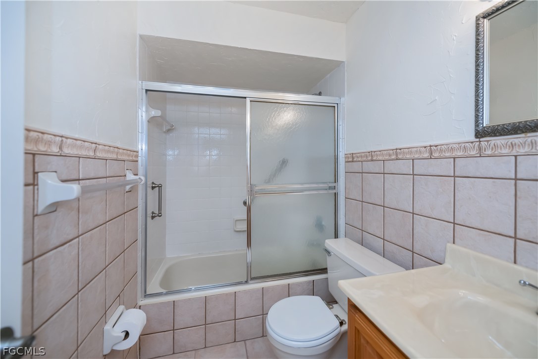 1100 Pondella Road, Unit 514 Cape Coral, FL 33909 - Photo 26 of 34 a bathroom with a toilet and shower