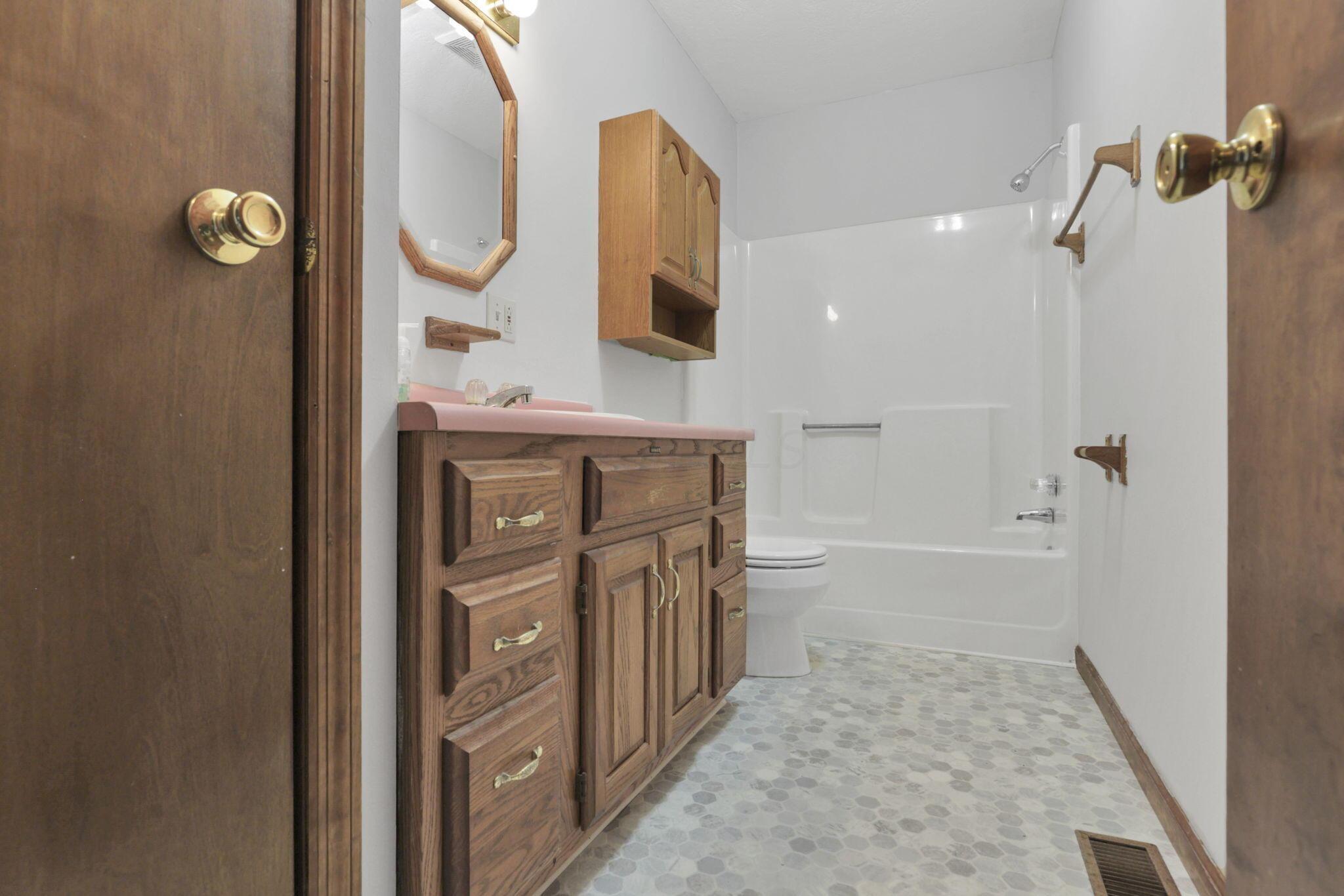 9416 Baker Road Stoutsville, OH 43154 - Photo 29 of 52 Main Full Bath