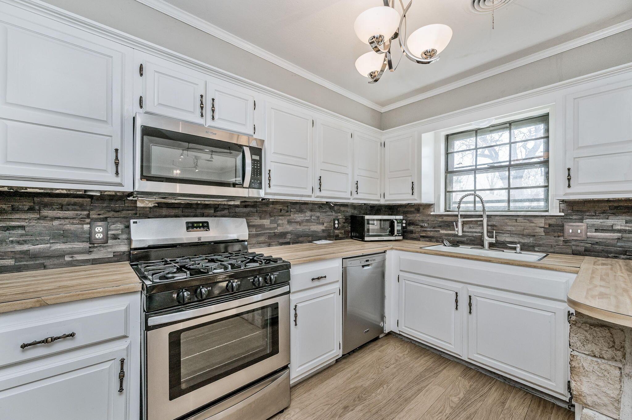 7504 Elmhurst Drive Amarillo, TX 79121 - Photo 8 of 19 7504 Elmhurst Dr 10