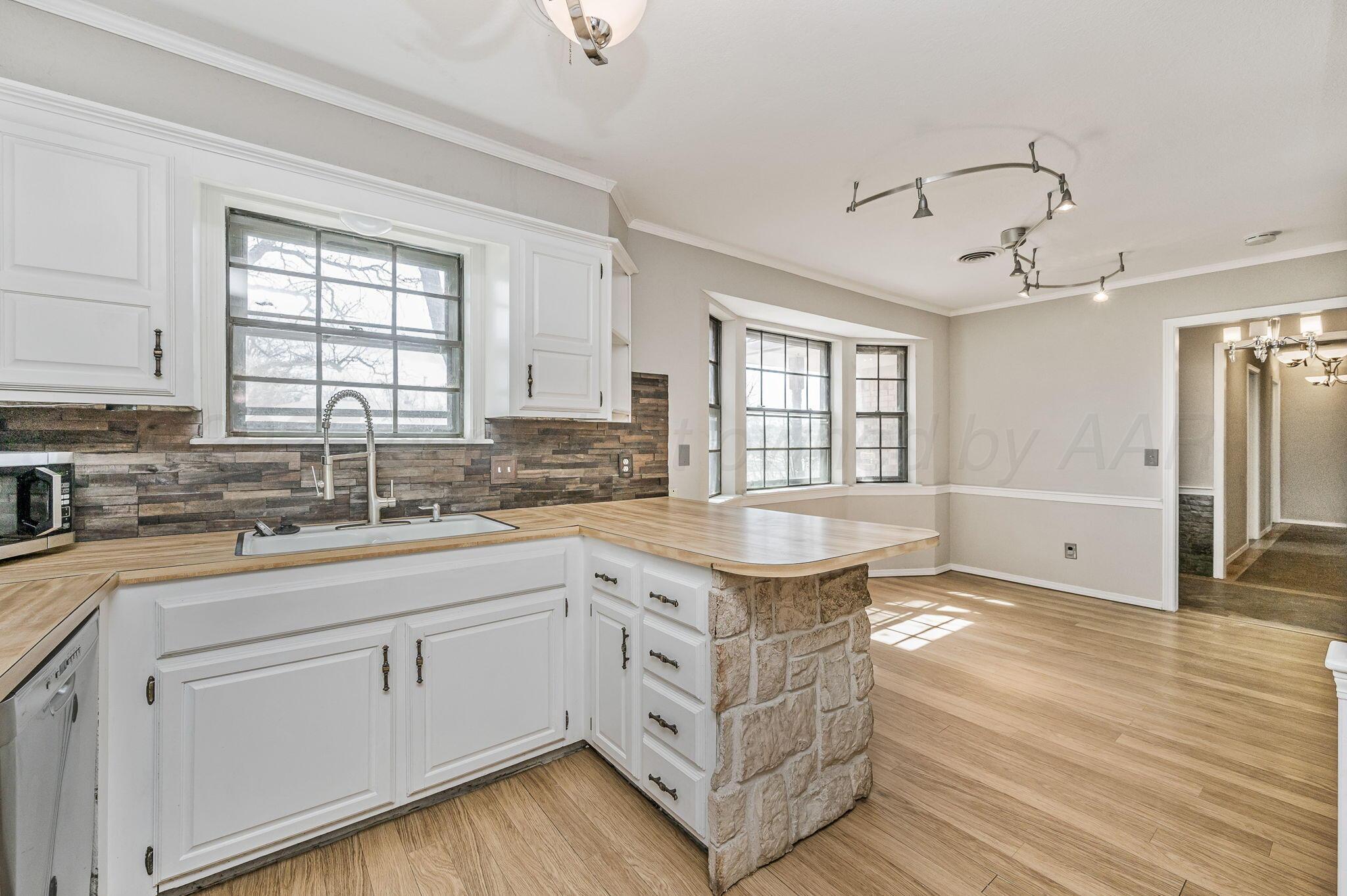 7504 Elmhurst Drive Amarillo, TX 79121 - Photo 9 of 19 7504 Elmhurst Dr 11