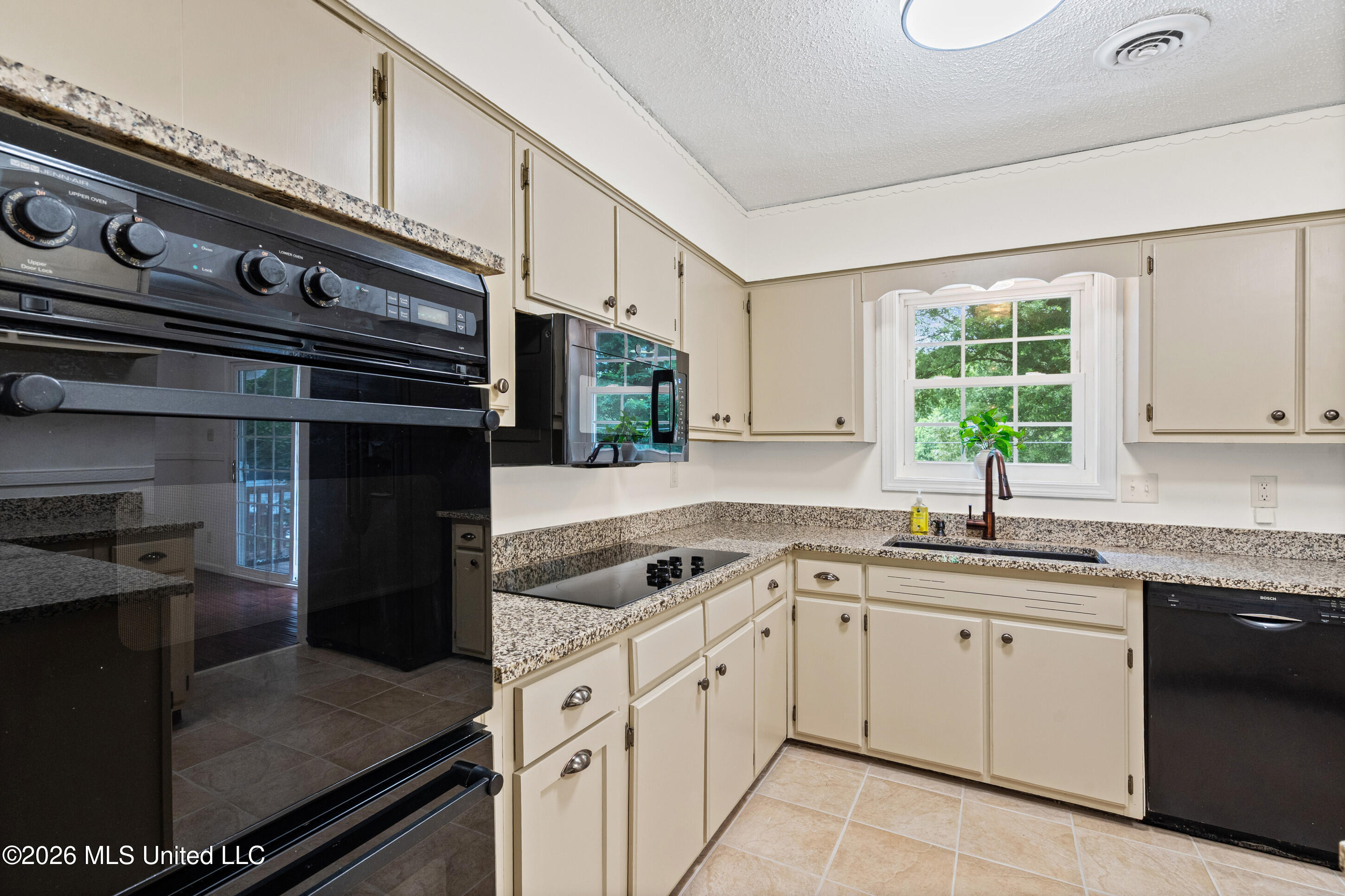 7145 Westbranch Road Olive Branch, MS 38654 - Photo 4 of 39 Main Level Kitchen