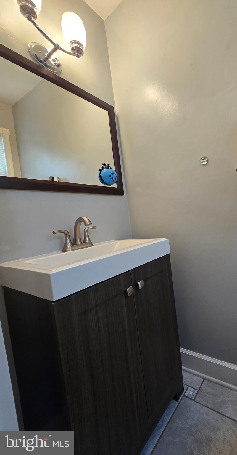 1136 Fox Run Reading, PA 19606 - Photo 10 of 27 a bathroom with a sink and mirror