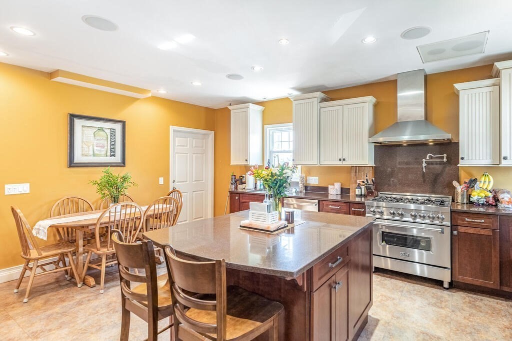 39 Melvin Street Wakefield, MA 01880 - Photo 2 of 29