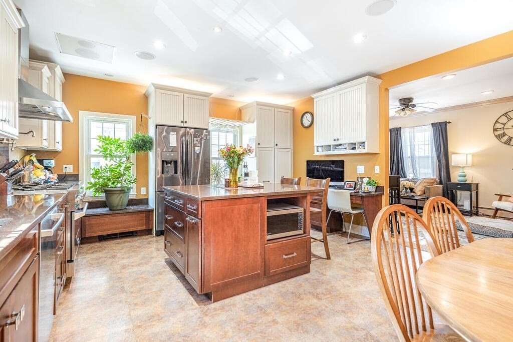 39 Melvin Street Wakefield, MA 01880 - Photo 3 of 29