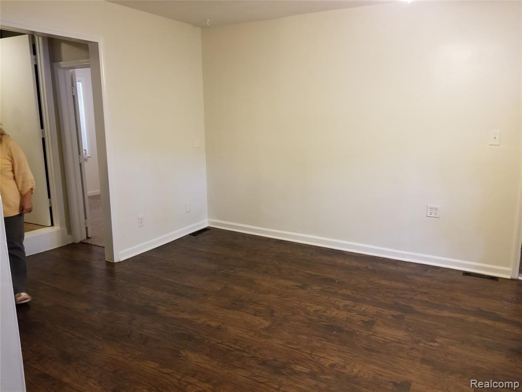 1410 South Hospital Road Waterford, MI 48327 - Photo 16 of 21