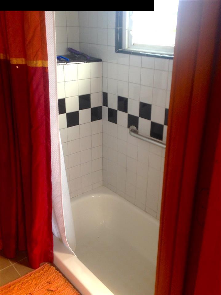 51 South Honokala Road Haiku, HI 96708 - Photo 17 of 28 a bathroom with a bathtub