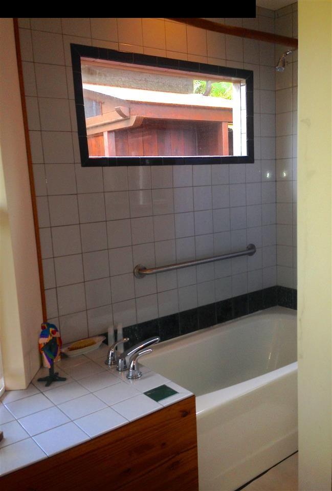 51 South Honokala Road Haiku, HI 96708 - Photo 22 of 28 a bathroom with a sink and a bathtub