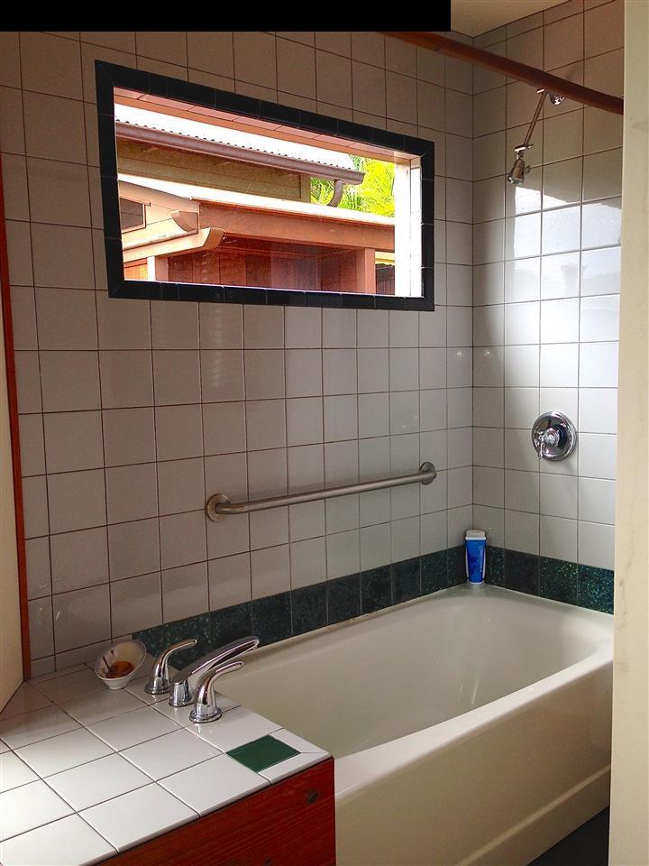 51 South Honokala Road Haiku, HI 96708 - Photo 25 of 28 a bathroom with a sink and a bathtub
