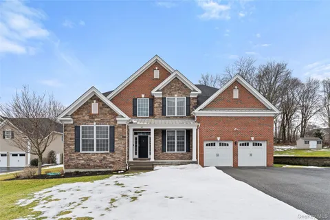 $899,999 | 108 Boxwood Circle, Hopewell Junction, NY 12533