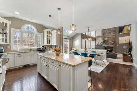 $899,999 | 108 Boxwood Circle, Hopewell Junction, NY 12533