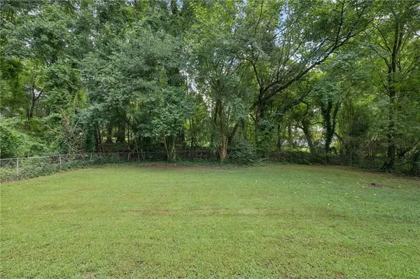 a view of a house with backyard and garden