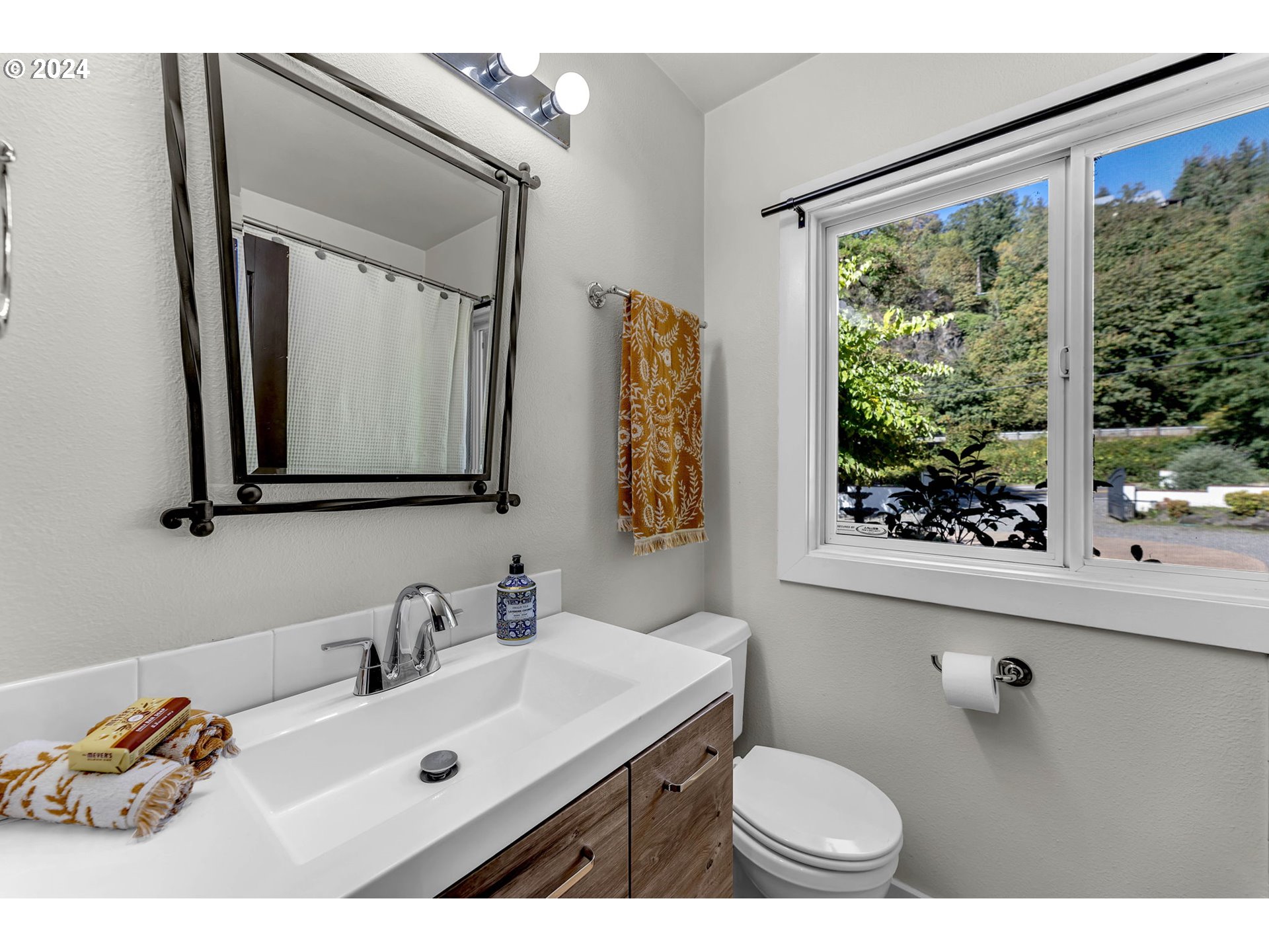 2824 Southwest 6th Avenue Camas, WA 98607 - Photo 12 of 33 Owner's Suite Bathroom