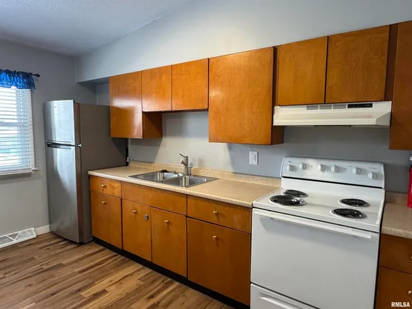 $900 | 3814 Mississippi Avenue, Davenport, IA 52807