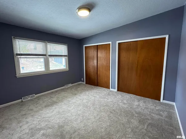 $900 | 3814 Mississippi Avenue, Davenport, IA 52807