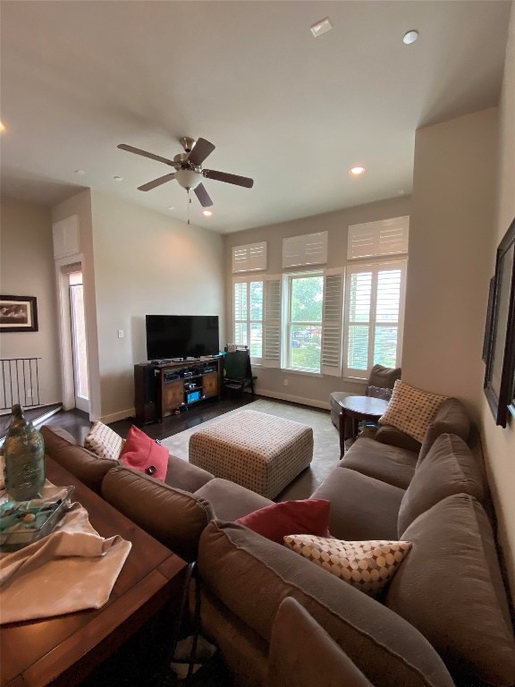 115 East 2nd Street Houston, TX 77007 - Photo 13 of 37 a living room with furniture and a flat screen tv