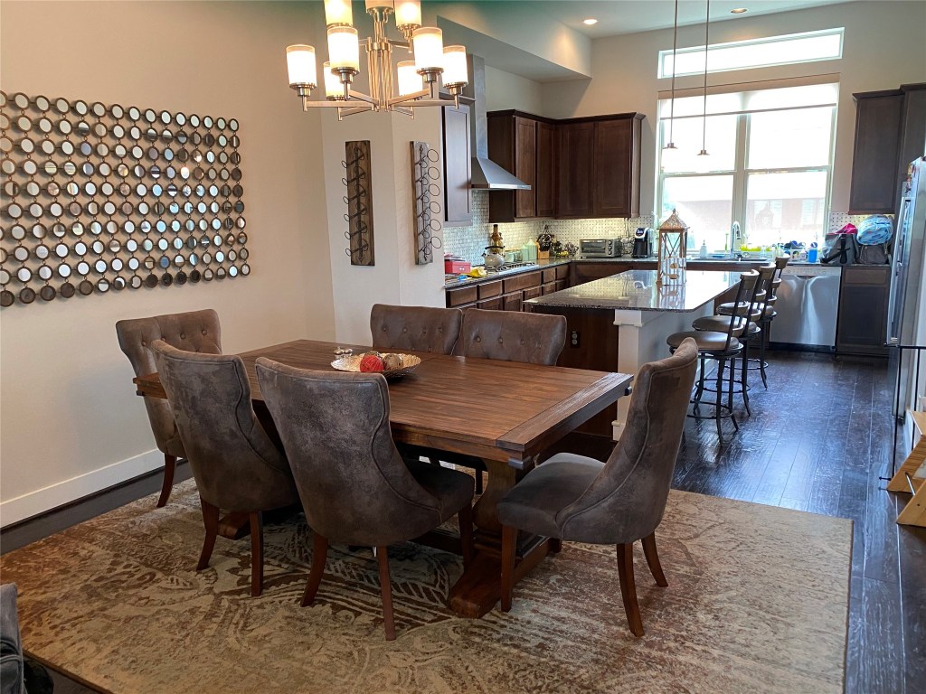 115 East 2nd Street Houston, TX 77007 - Photo 16 of 37 a view of a dining room with furniture