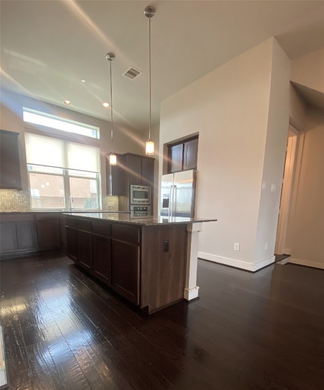 115 East 2nd Street Houston, TX 77007 - Photo 18 of 37 a room with window and wooden floor