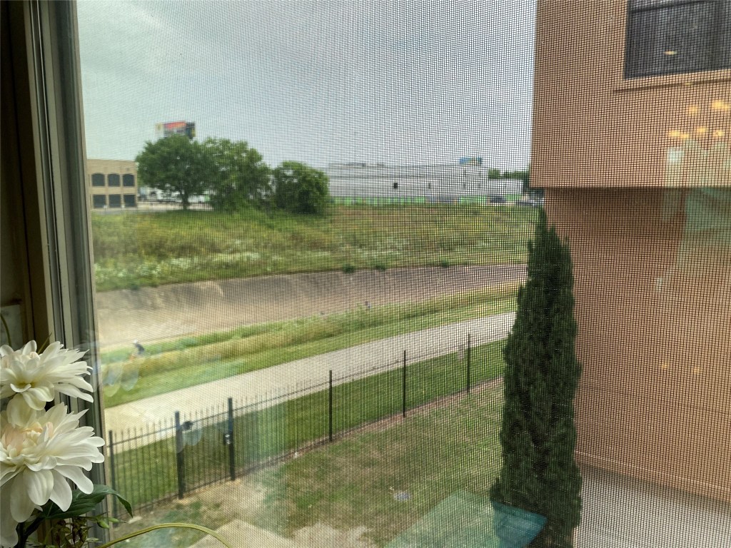 115 East 2nd Street Houston, TX 77007 - Photo 20 of 37 a view of lake with green space