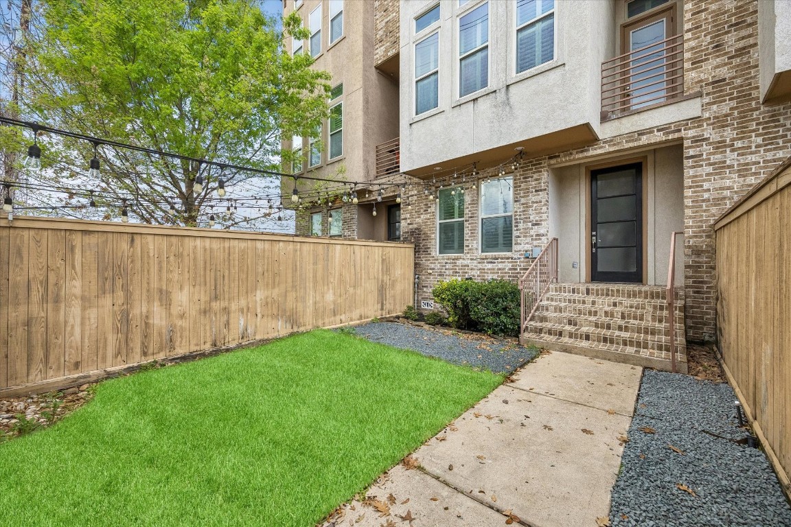 115 East 2nd Street Houston, TX 77007 - Photo 2 of 37 a view of a brick house with a yard
