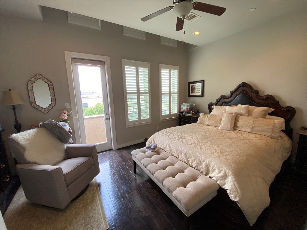 115 East 2nd Street Houston, TX 77007 - Photo 21 of 37 a bedroom with a bed mirror on desk and a window