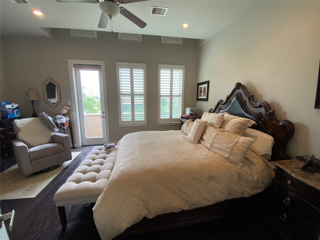 115 East 2nd Street Houston, TX 77007 - Photo 22 of 37 a bed sitting in a bedroom next to a window