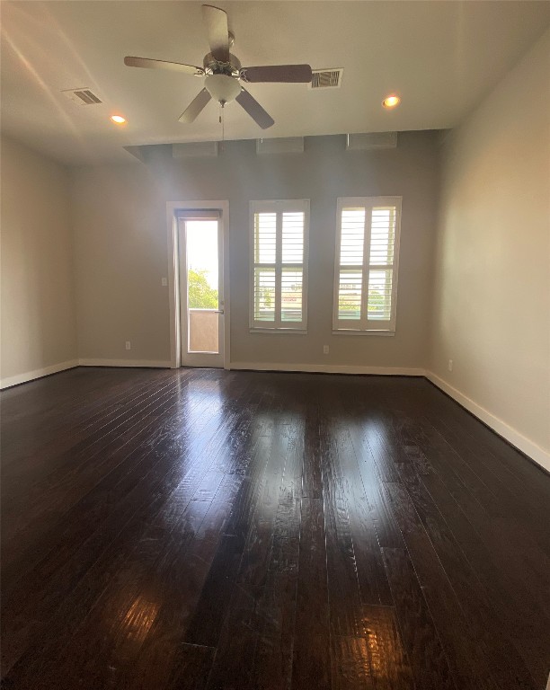 115 East 2nd Street Houston, TX 77007 - Photo 23 of 37 an empty room with wooden floor and windows