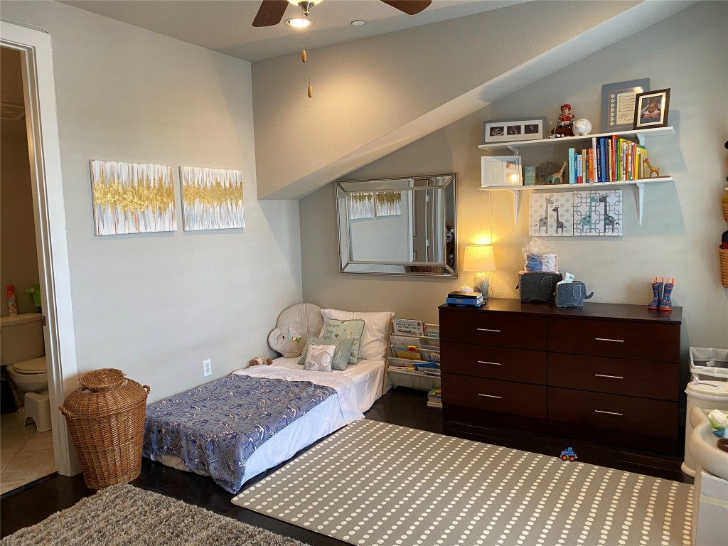 115 East 2nd Street Houston, TX 77007 - Photo 27 of 37 a bedroom with a bed and furniture