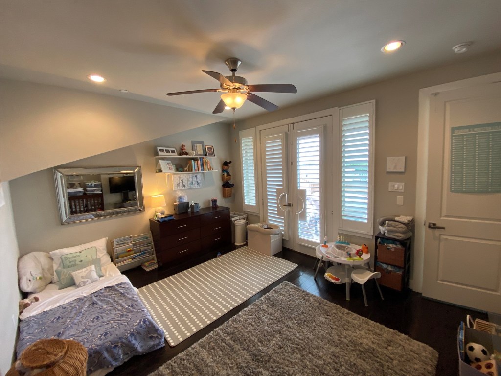 115 East 2nd Street Houston, TX 77007 - Photo 28 of 37 a living room with furniture ceiling fan and a window