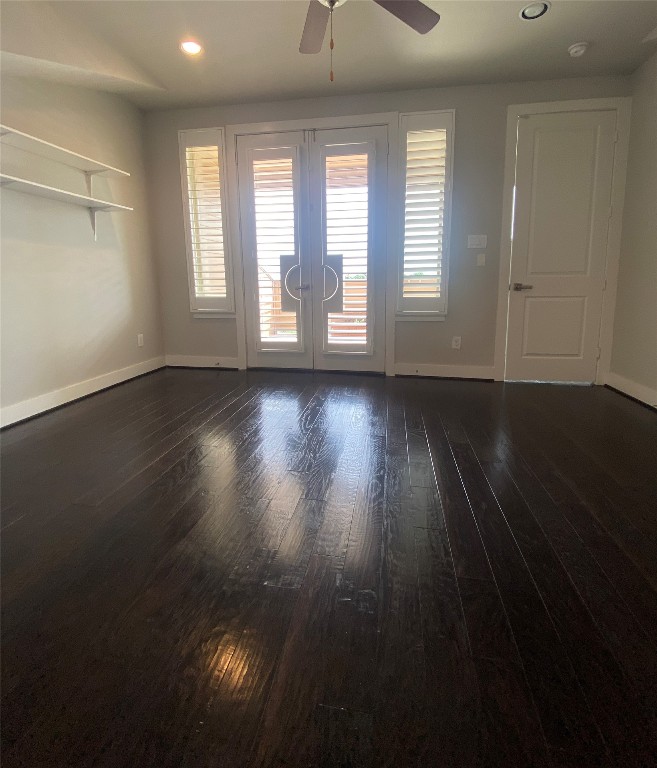 115 East 2nd Street Houston, TX 77007 - Photo 29 of 37 an empty room with wooden floor and windows