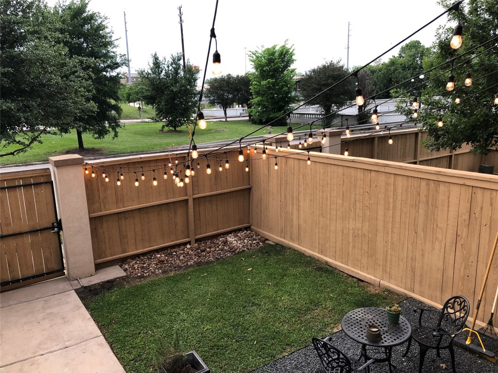 115 East 2nd Street Houston, TX 77007 - Photo 3 of 37 a view of a backyard with sitting area
