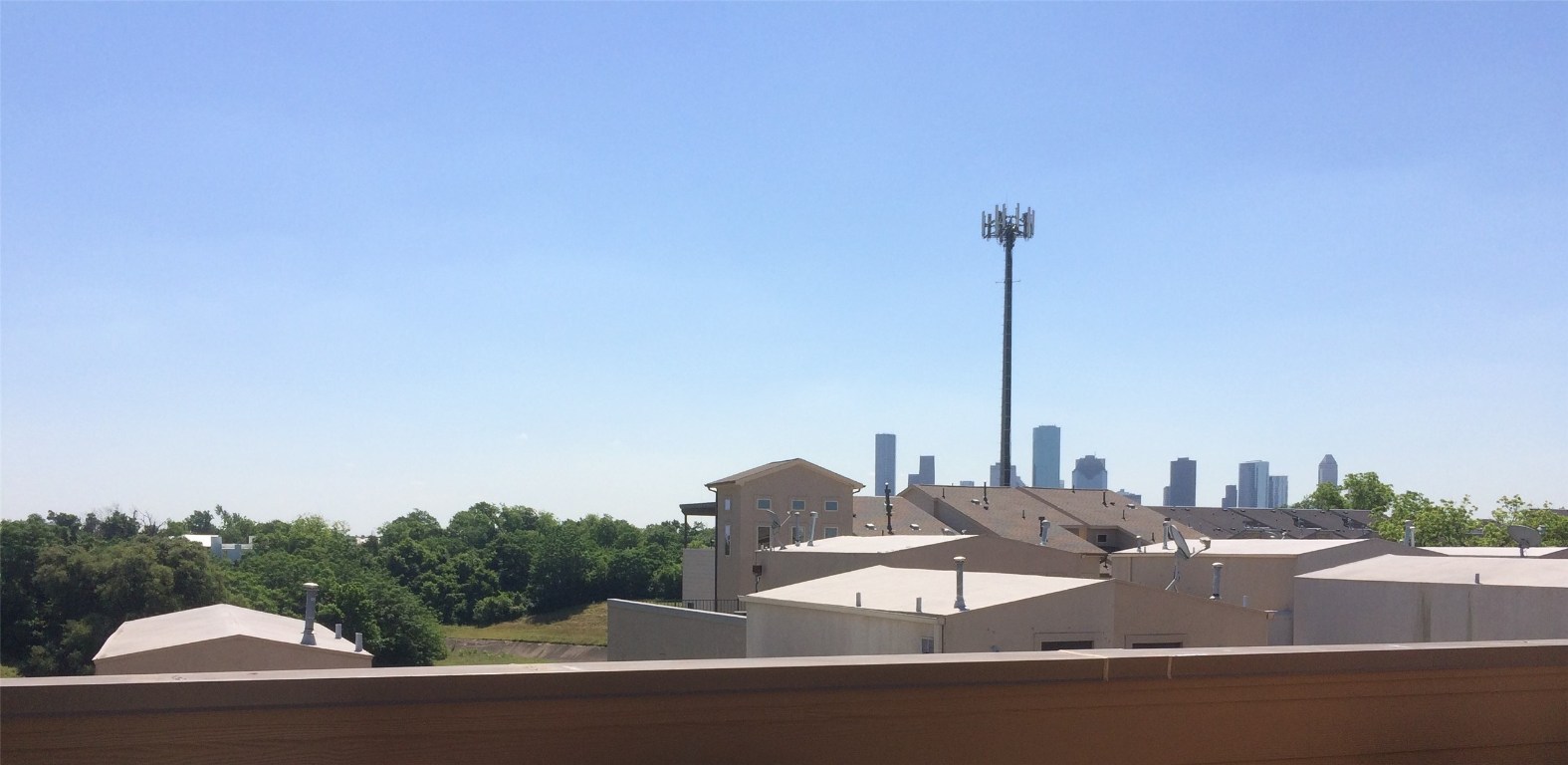 115 East 2nd Street Houston, TX 77007 - Photo 32 of 37 a view of a city from a terrace