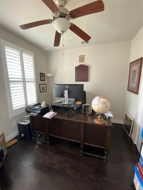 115 East 2nd Street Houston, TX 77007 - Photo 8 of 37 a living room with furniture