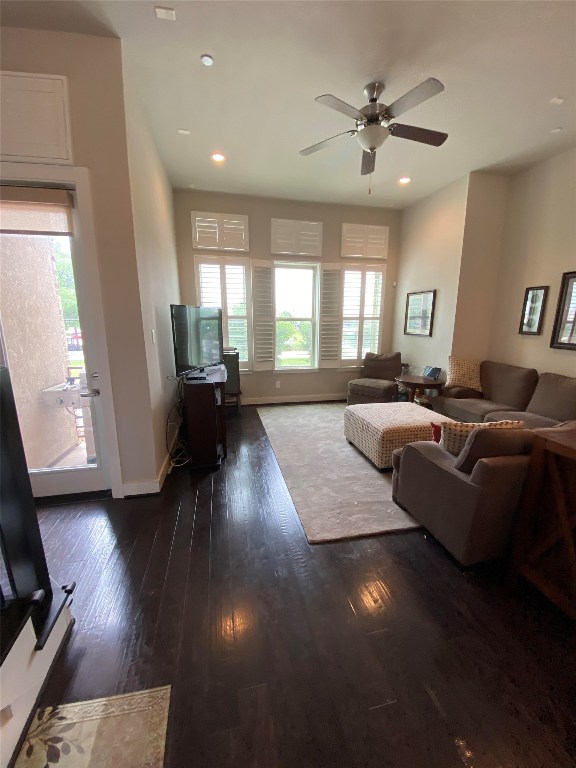 115 East 2nd Street Houston, TX 77007 - Photo 10 of 37 a living room with furniture and a large window