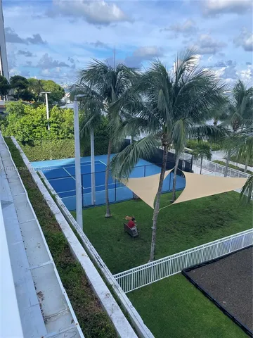 a view of a backyard