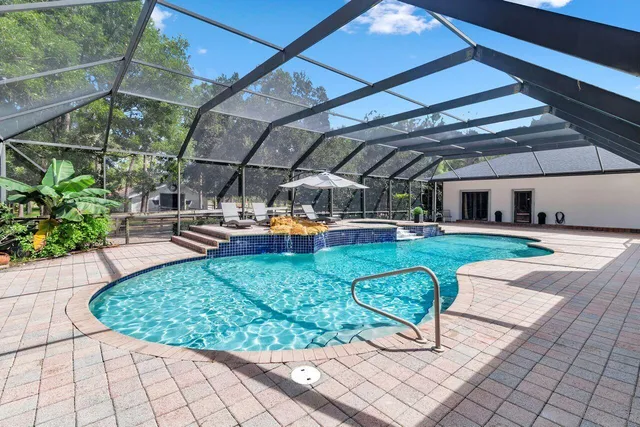 a view of a backyard