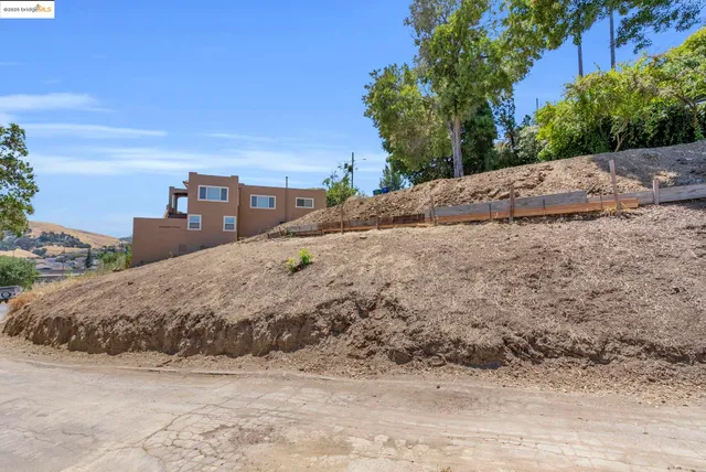 a view of a dry yard with a house