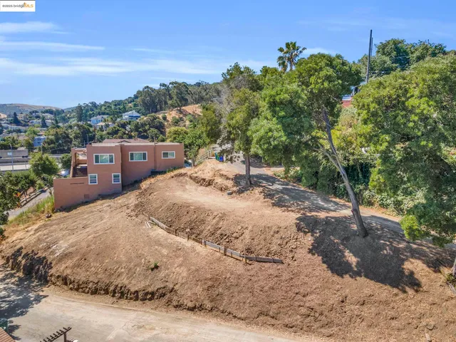a view of a backyard of the house